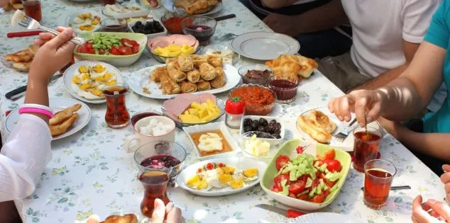 Amalan di bulan ramadhan berbagi makanan sahur dan berbuka