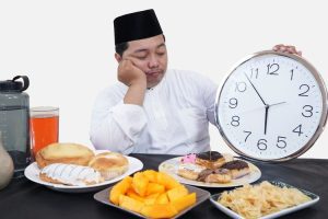 Orang Menunggu jam sebelum makan