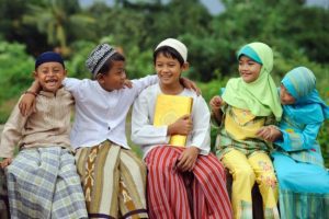3 anak laki-laki dan 2 anak perempuan Muslim sedang Berbincang
