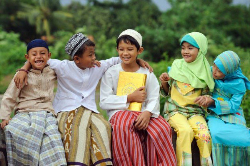 3 anak laki-laki dan 2 anak perempuan Muslim sedang Berbincang