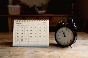 Kalender di atas meja