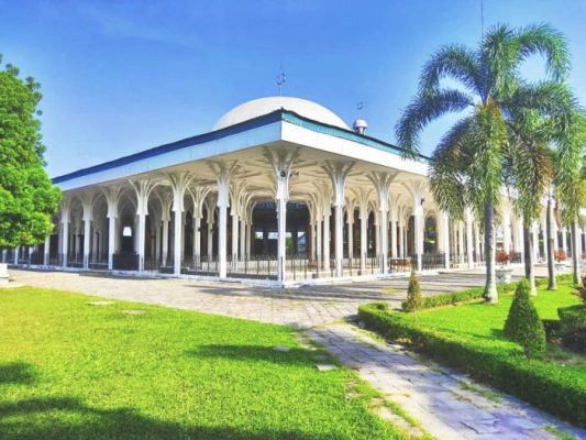 Masjid Wakaf 'Seribu Tiang' Agung Al-Falah di Indonesia