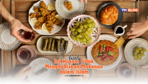 Berbagai macam makanan disusun dan disediakan di atas meja