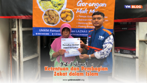 Potret amil Yatim Mandiri sedang membagikan zakat kepada mustahik