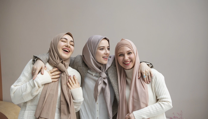 3 Perempuan Muslim Berhijab menggambarkan syarat orang yang wajib Berkurban dalam Islam