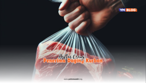 tangan menggenggam plastik transparan yang berisi daging mentah