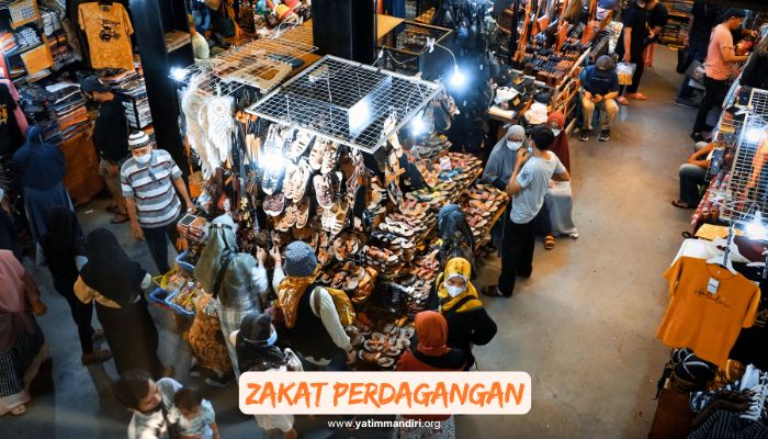 Gambar sekumpulan orang sedang mengerubungi stand sandal, ilustrasi kegiatan berdagang yang hasilnya harus dizakati