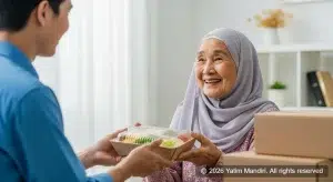 wanita-muslim-lansia-tersenyum-menerima-makanan