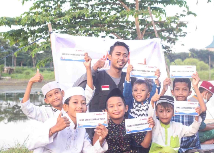 Pembagian Thr Untuk Yatim Dhuafa Di Kampung Genderuwo, Surabaya