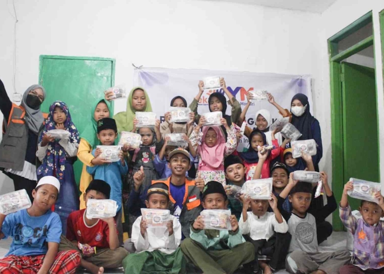 Relawan Kemandirian Surabaya Berbagi Takjil