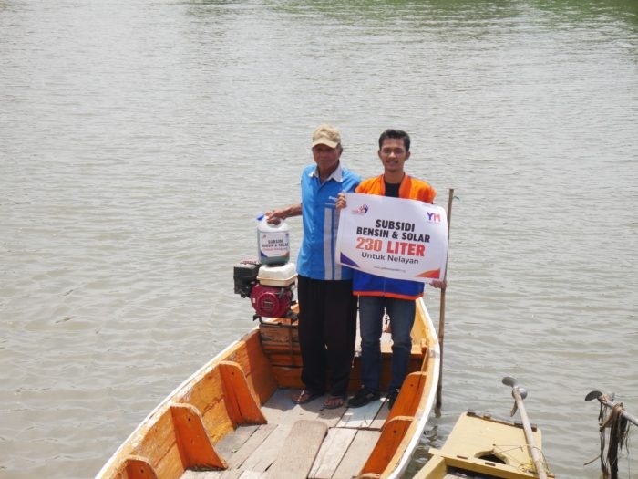 Penyaluran bantuan subsidi BBM untuk nelayan kecil di Tlocor.