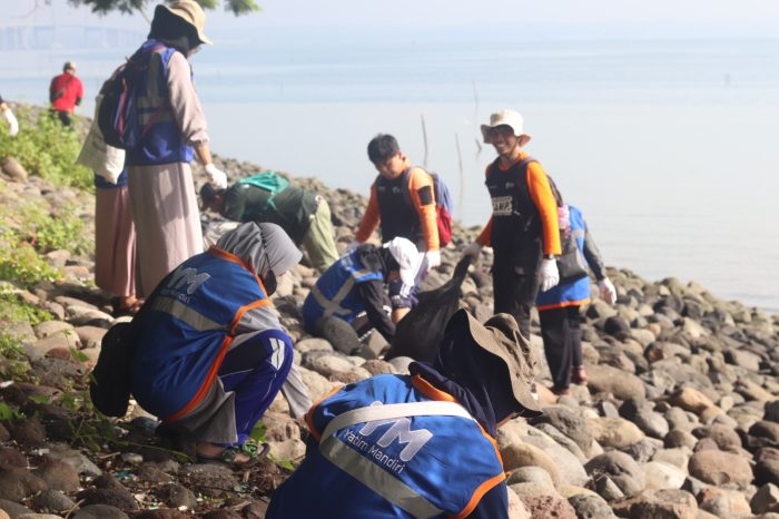 Ari Peduli Sampah Nasional, Rekan Surabaya Ikuti Aksi Bersih Pantai