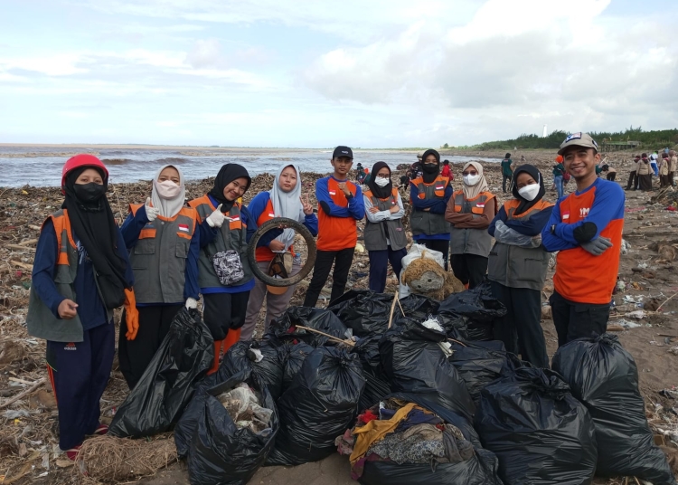 Relawan Kemandirian Jember Ikuti Aksi Bersih Pantai Pancer