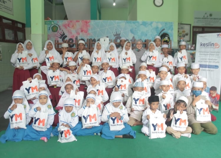 Penyaluran Paket Gizi Dan Alat Sekolah Untuk Pelajar Surabaya