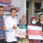Yatim Mandiri Sinergi OCBC NISP Syariah Beri Bantuan Sembako untuk Warga Surabaya