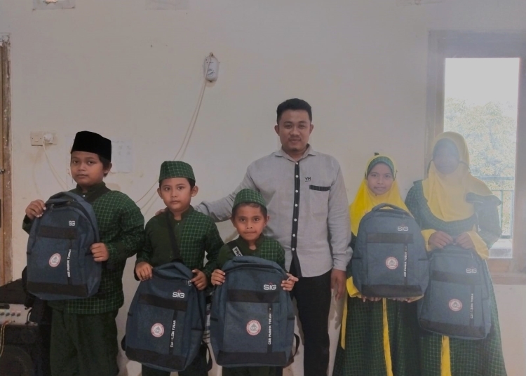 Semen Indonesia Beri Alat Sekolah Untuk Anak Binaan Yatim Mandiri Tuban