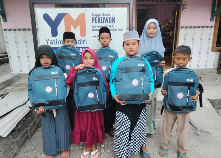 Semen Indonesia Serahkan Bantuan Alat Sekolah Untuk Binaan Yatim Mandiri Tuban