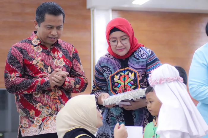 Istri Wali Kota Surabaya, Ibu Rini Indriyani Eri Cahyadi memberikan dukungan dan semangat untuk anak-anak.