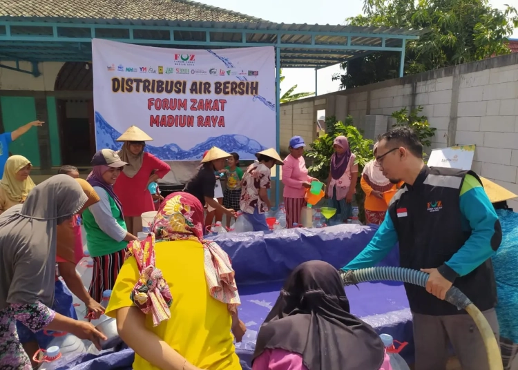 Distribusi Air Bersih Untuk Warga Dhuafa Madiun