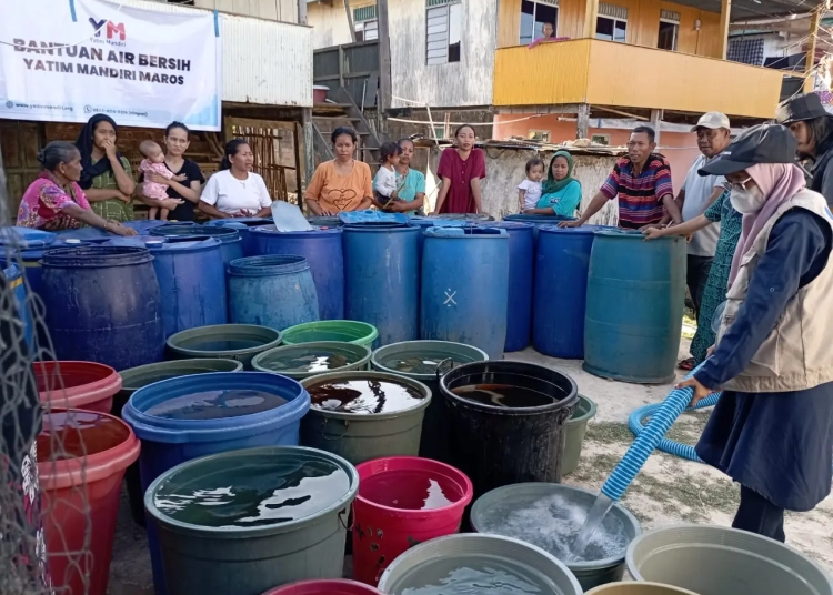 Pendistribusian Air Bersih untuk Warga Dhuafa Maros