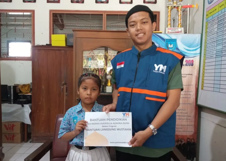 Penyaluran Bantuan Pendidikan Untuk Pelajar Dhuafa Surakarta