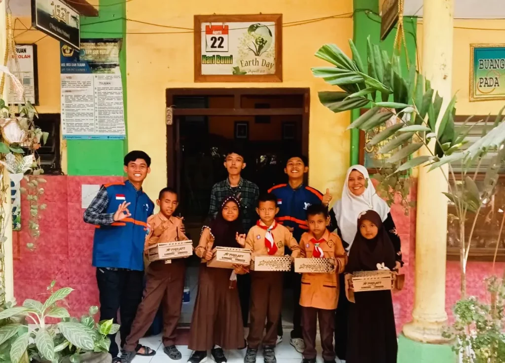 Beri Sepatu Baru Untuk Pelajar Yatim Dhuafa Pasuruan
