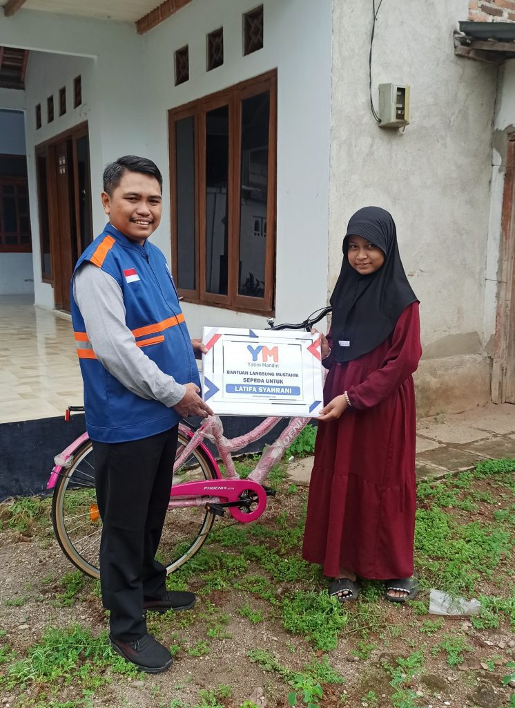 Pemberian Bantuan Sepeda Untuk Adek Yatim Madiun