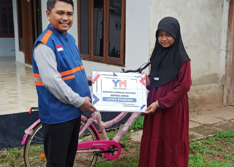 Pemberian Bantuan Sepeda Untuk Adek Yatim Madiun