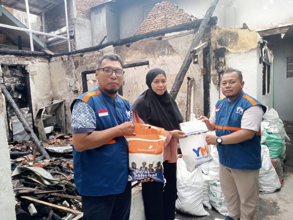 Yatim Mandiri Beri Bantuan Untuk Korban Musibah Kebakaran Di Mojokerto