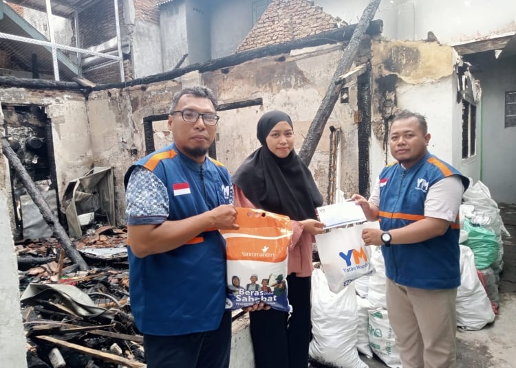 Yatim Mandiri Beri Bantuan Untuk Korban Musibah Kebakaran Di Mojokerto