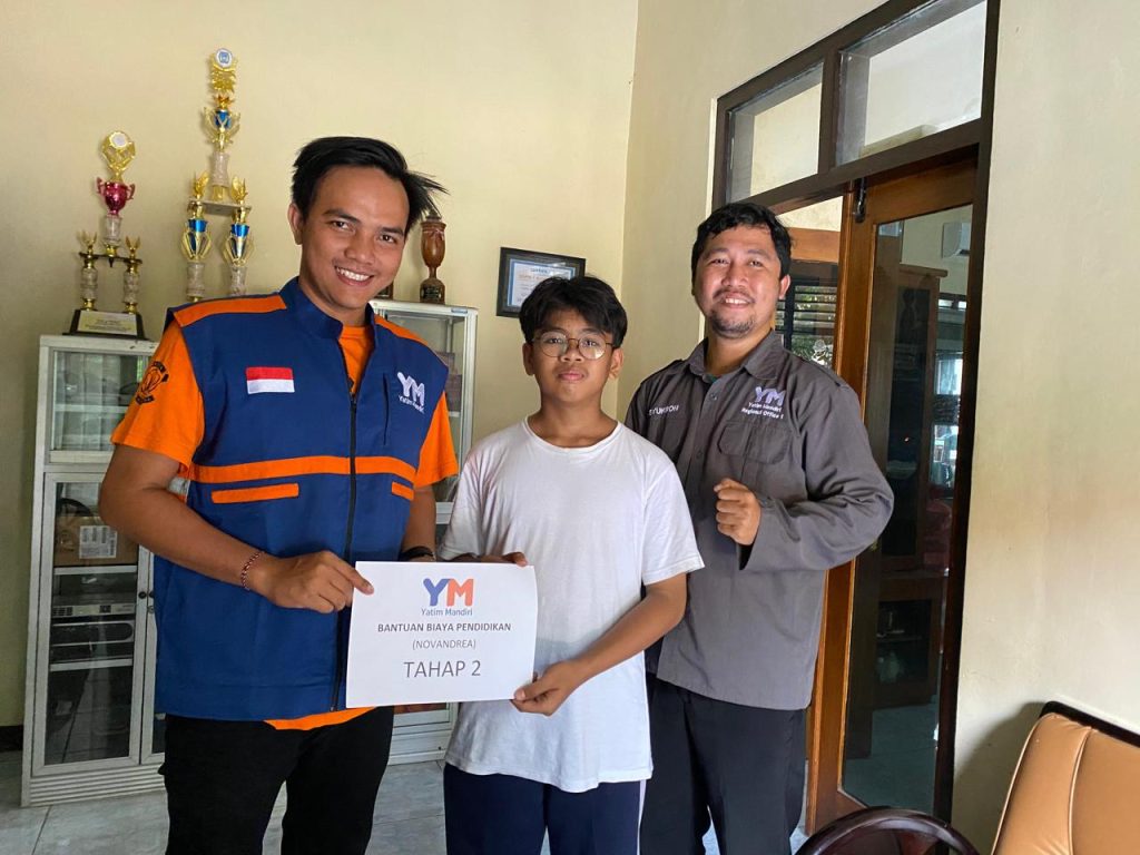 Bangkitkan Semangat Pelajar Banyuwangi Dengan Beri Bantuan Pendidikan