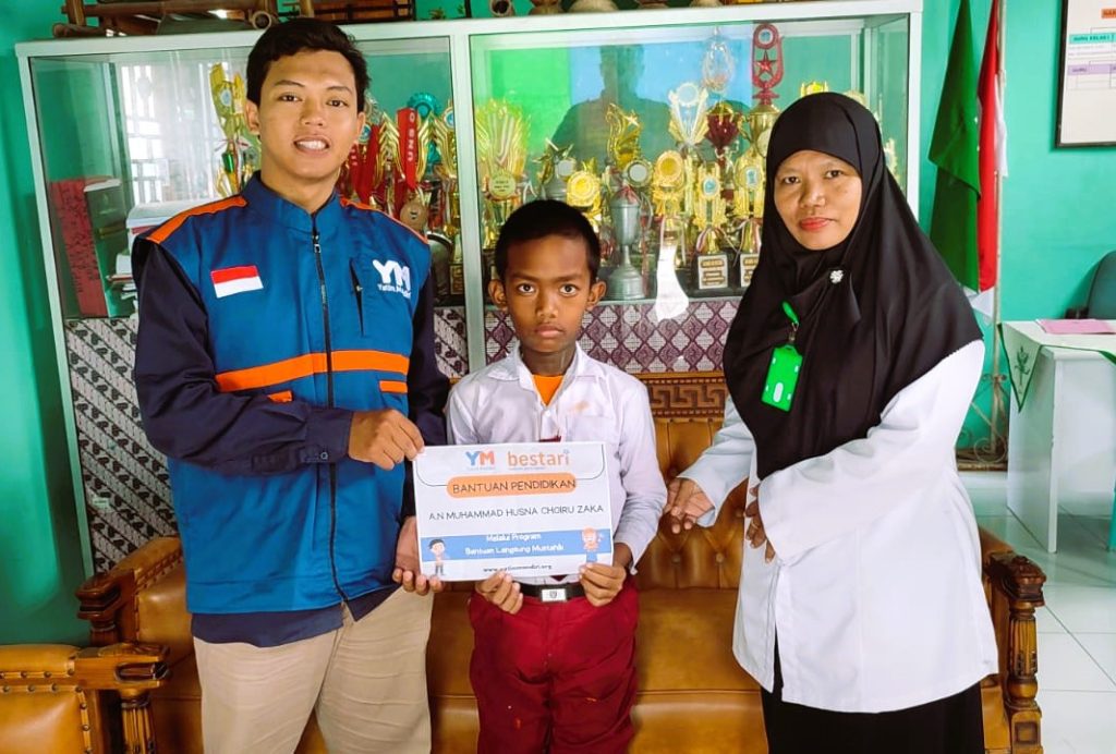 Gulirkan Bantuan Pendidikan Untuk Pelajar Dhuafa Karanganyar 