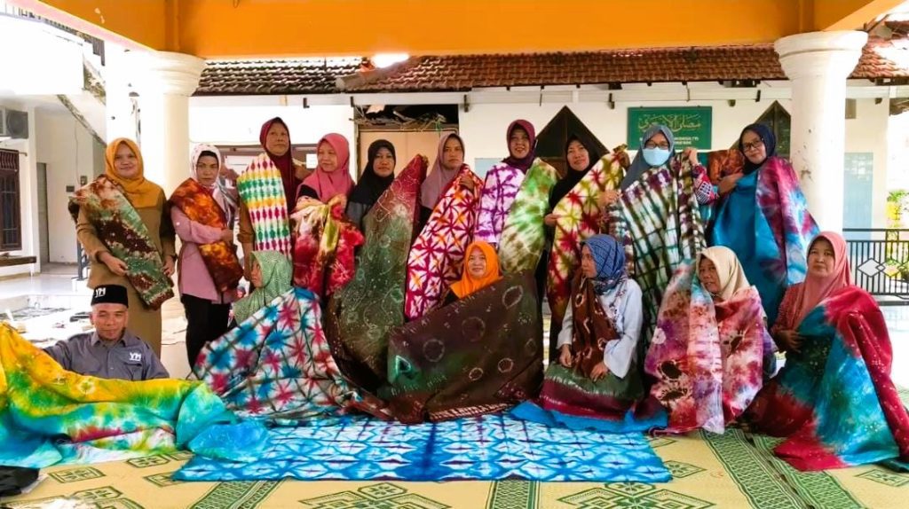 Pelatihan Bunda Bisa Gresik Praktek Pembuatan Batik Shibori   