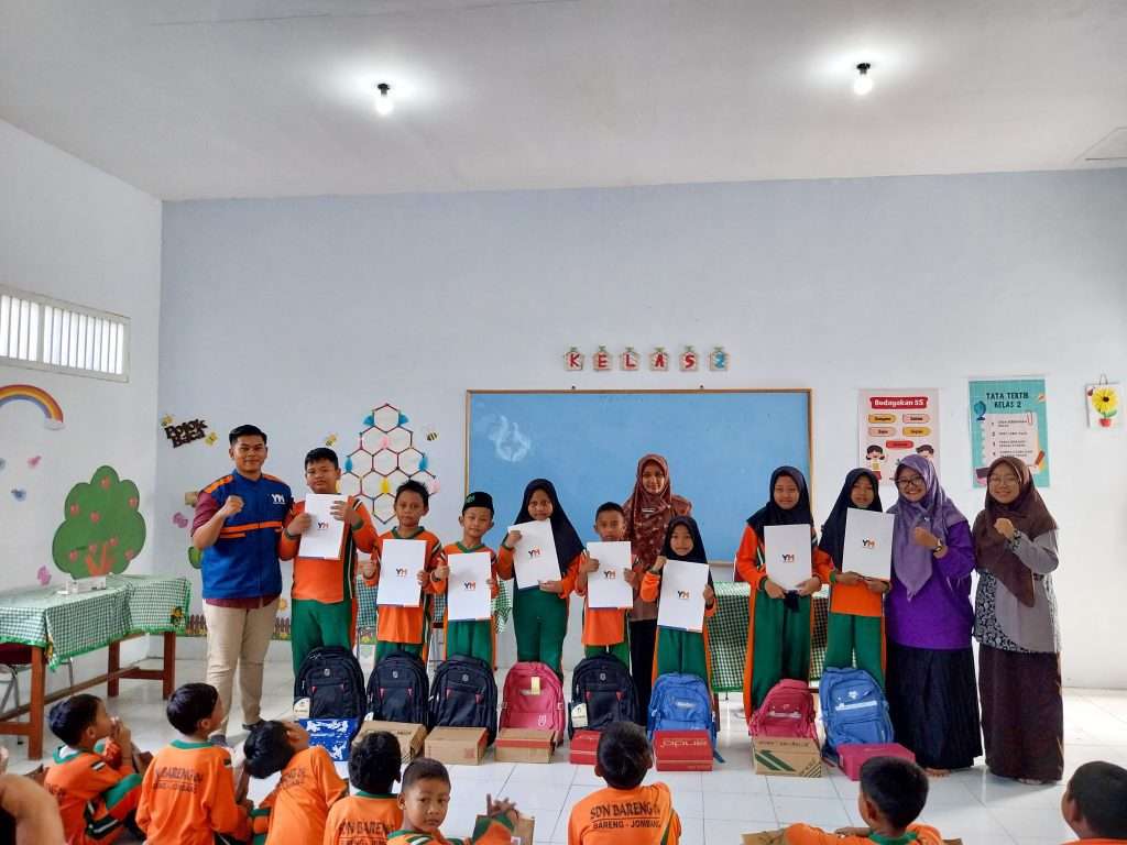 Salurkan Program Alat Sekolah untuk Pelajar SD di Jombang