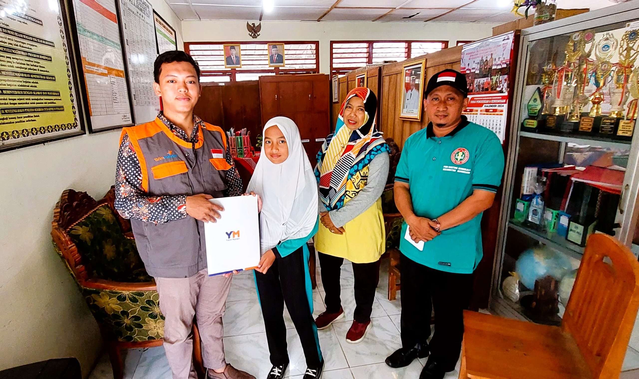 Beri Bantuan Pendidikan untuk Dhuafa Berprestasi Sukoharjo