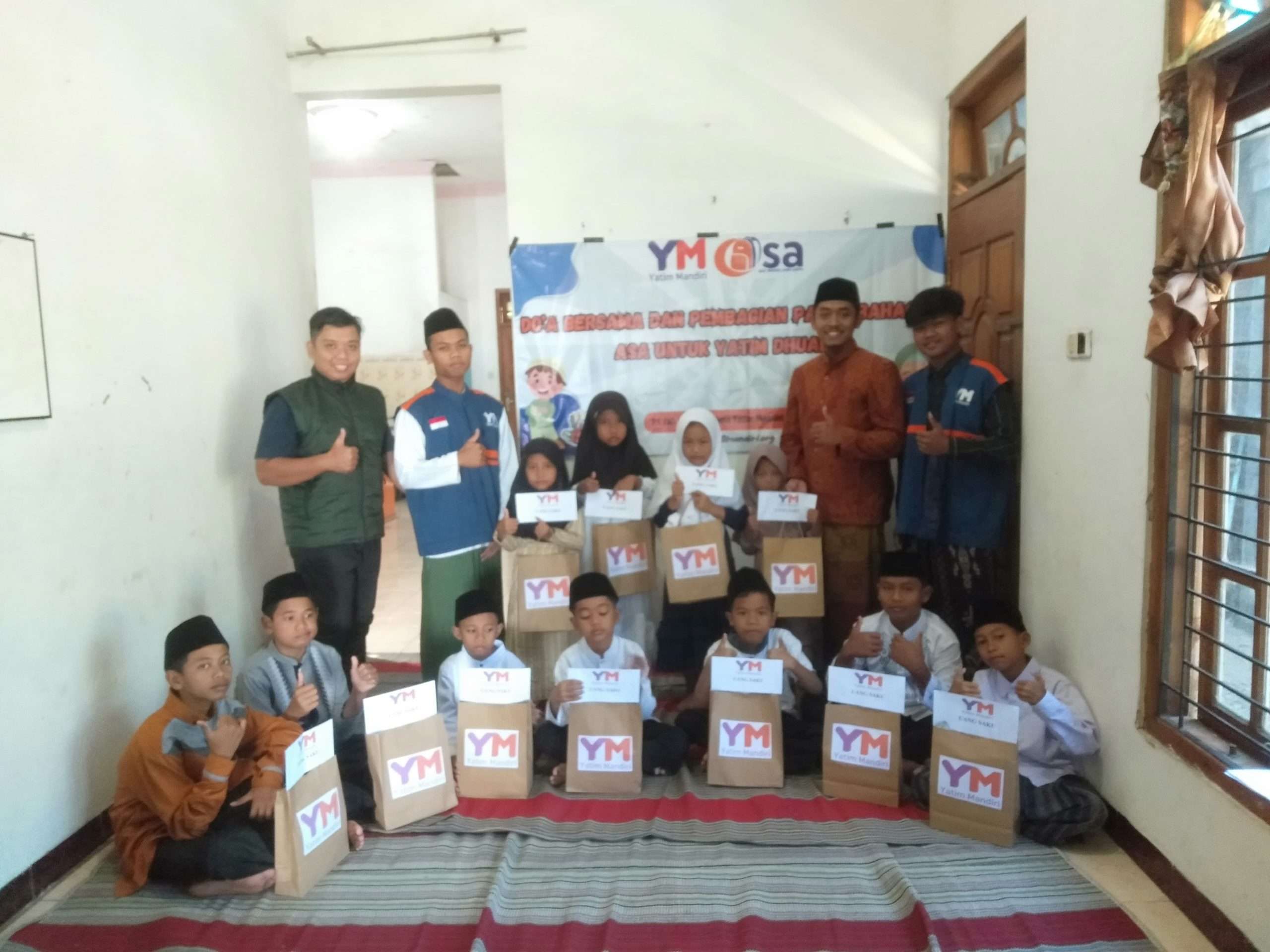 Berbagi Paket Alat Sekolah Ceria untuk Yatim Dhuafa Ponorogo