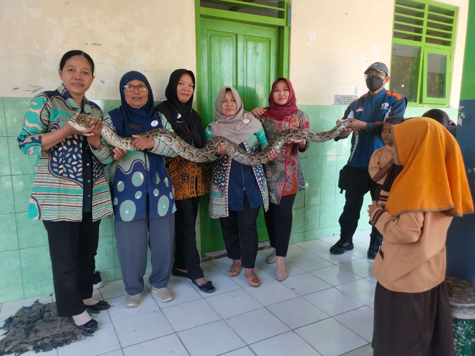 Edukasi Penanganan dan Jenis Ular di SDN Titang Klaten