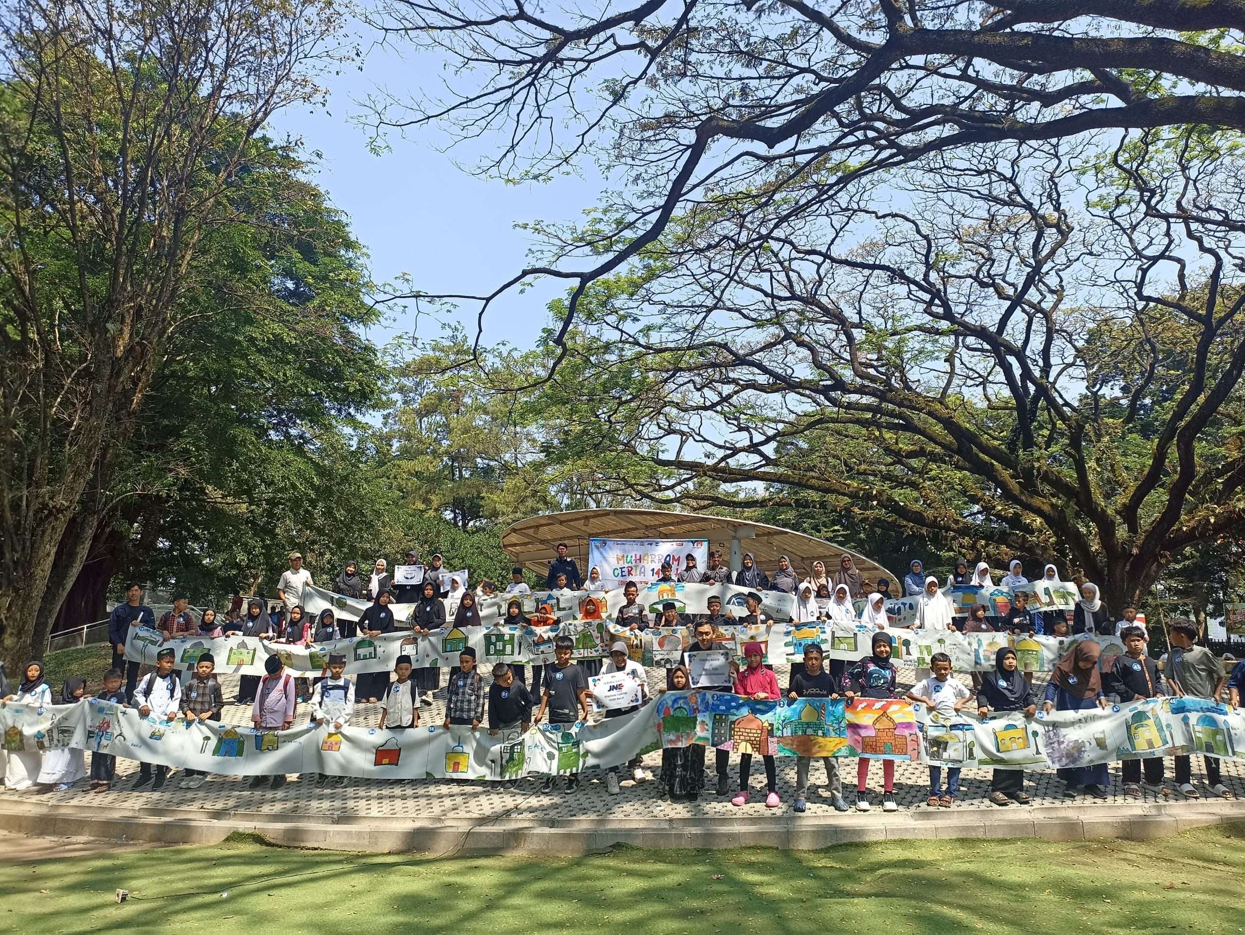 Gelar Lomba Melukis Kain di Taman Lalu Lintas Bandung