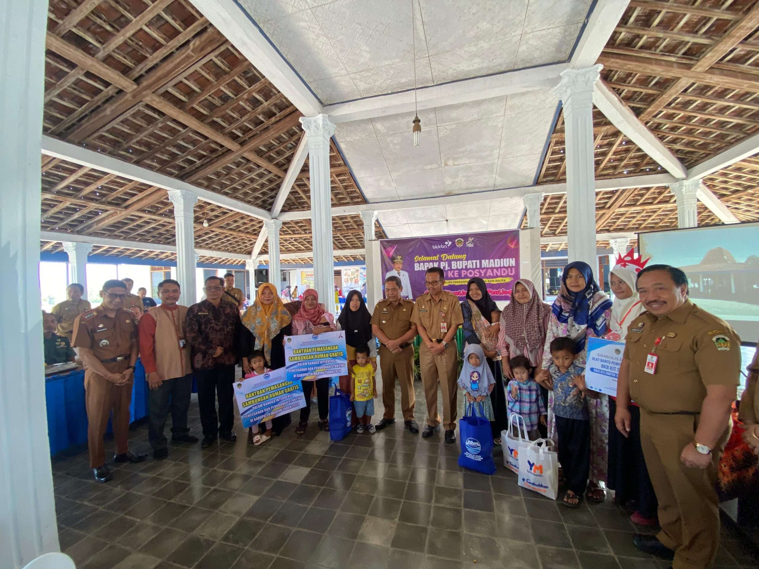 Gelar Penyuluhan dan Pembagian Paket Gizi di Madiun