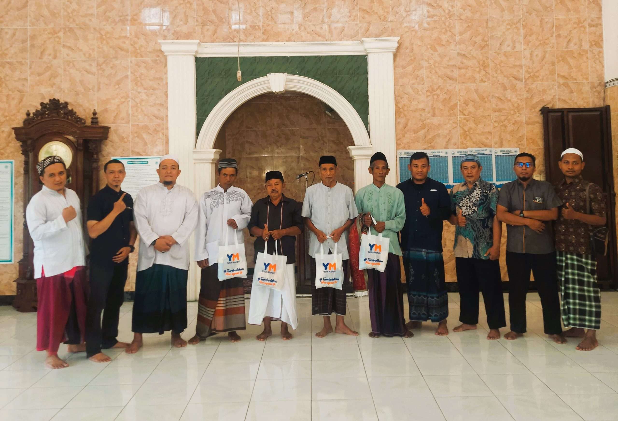 Jumat Berkah dengan Ngresiki Masjid di Pelosok Mojokerto