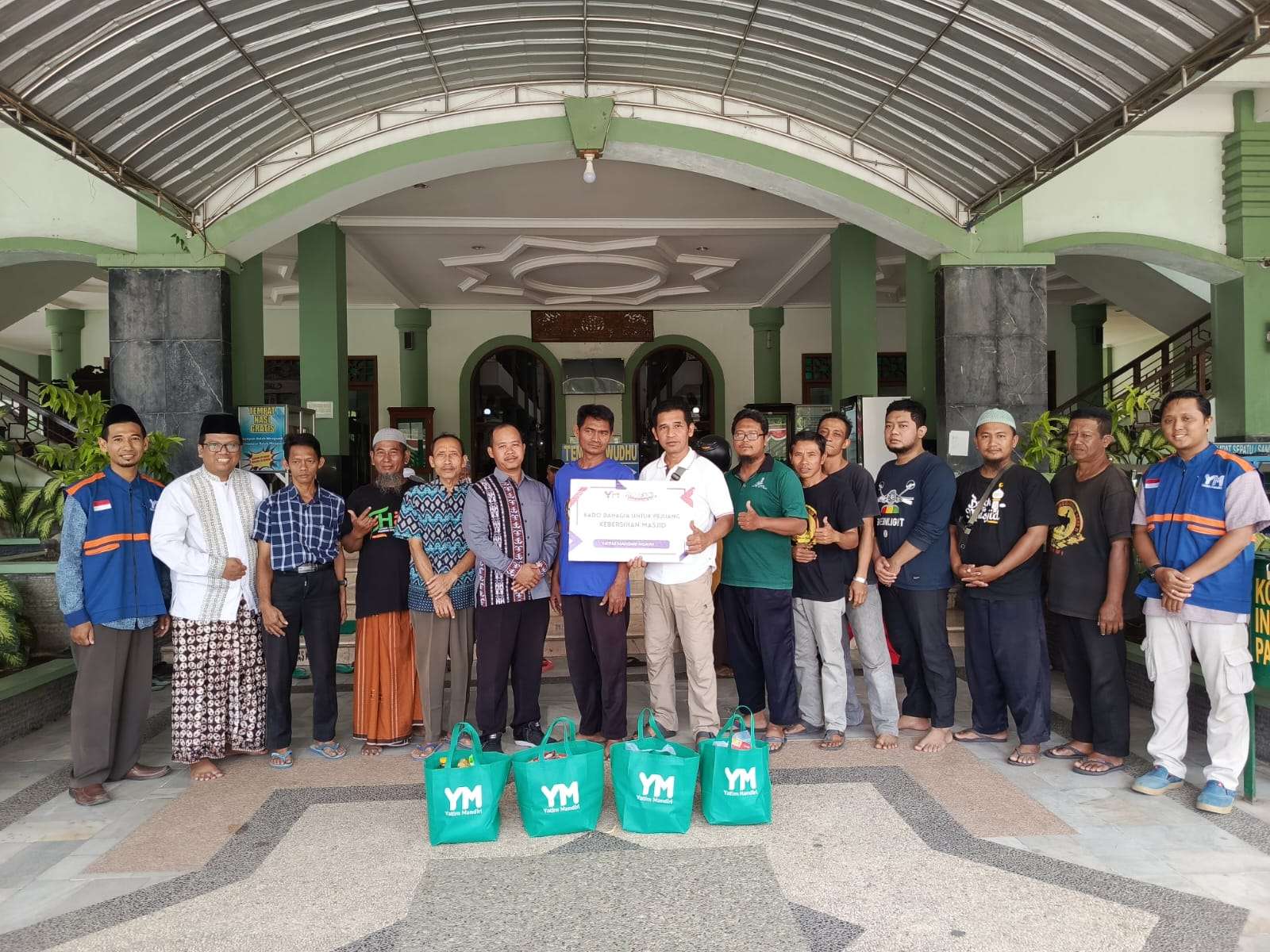 Kado Bahagia untuk Pejuang Kebersihan Masjid di Ngawi