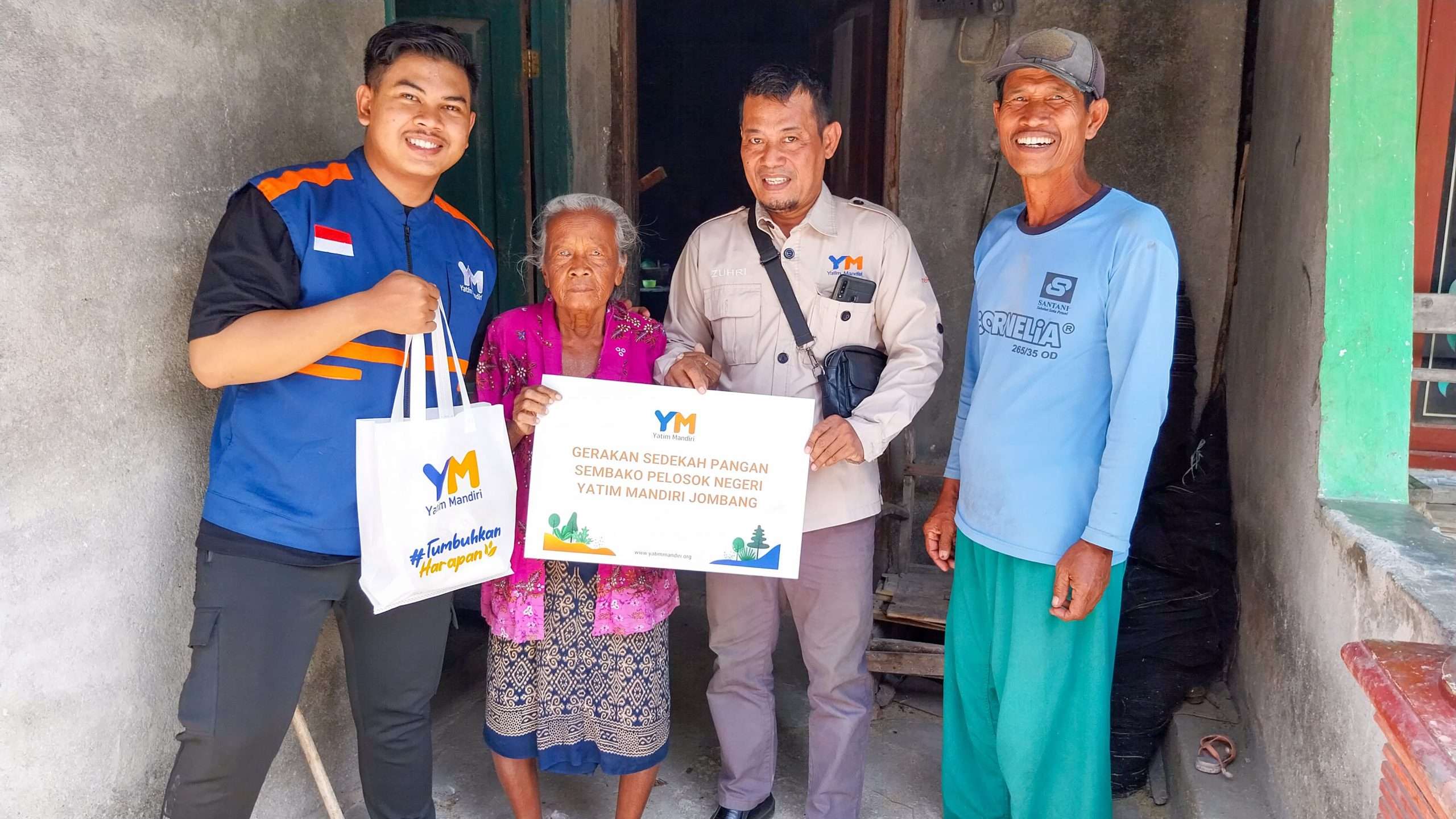 Sapa Warga Pelosok Desa Jombang dengan Beri Paket Sembako