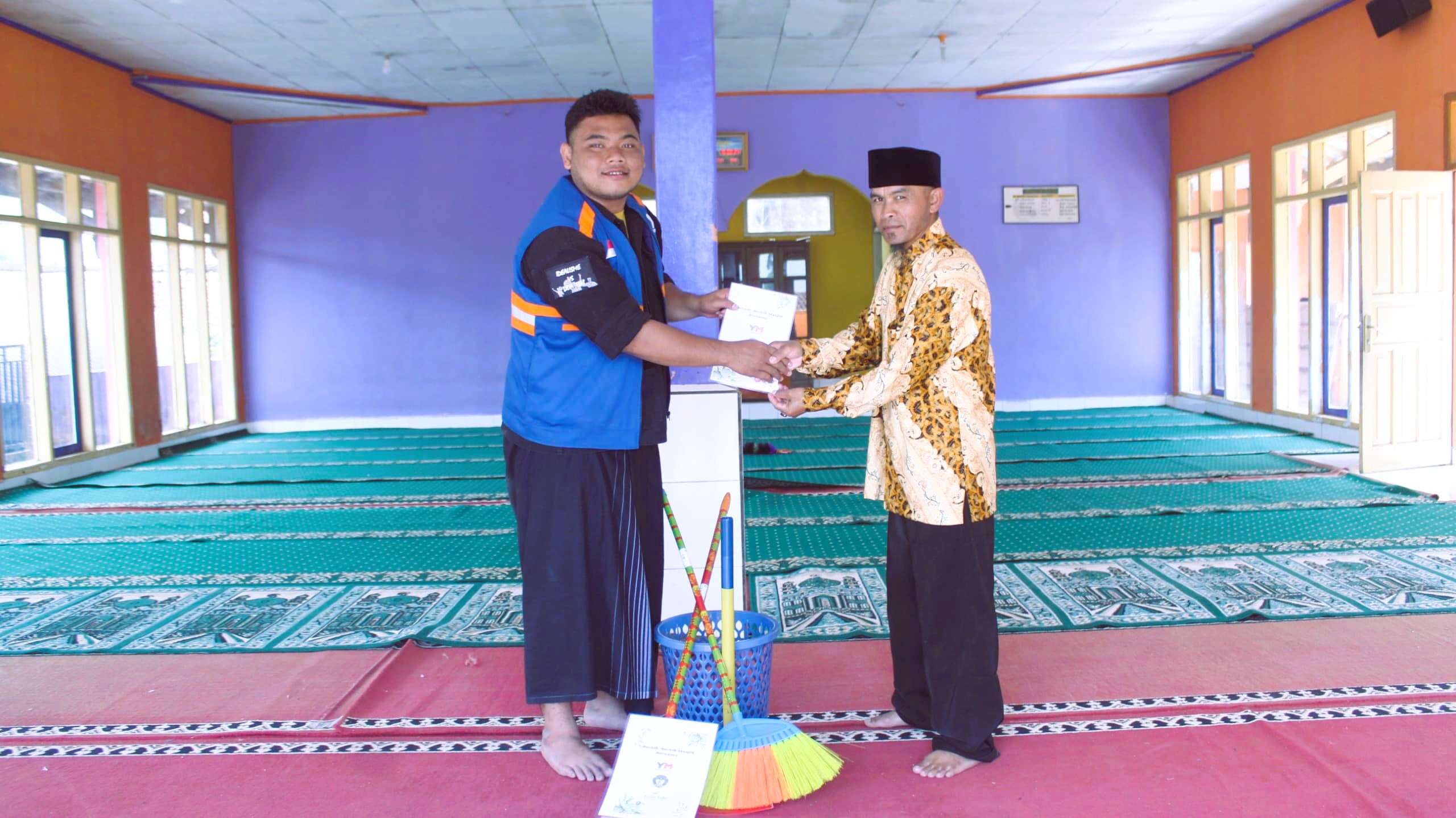 Tebar Manfaat Program Bersih-Bersih Masjid di Bandung