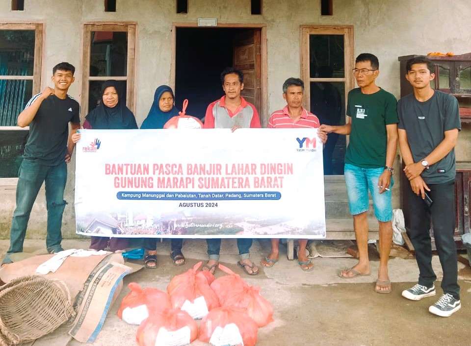 Yatim Mandiri Salurkan Bantuan untuk Penyintas Banjir di Padang