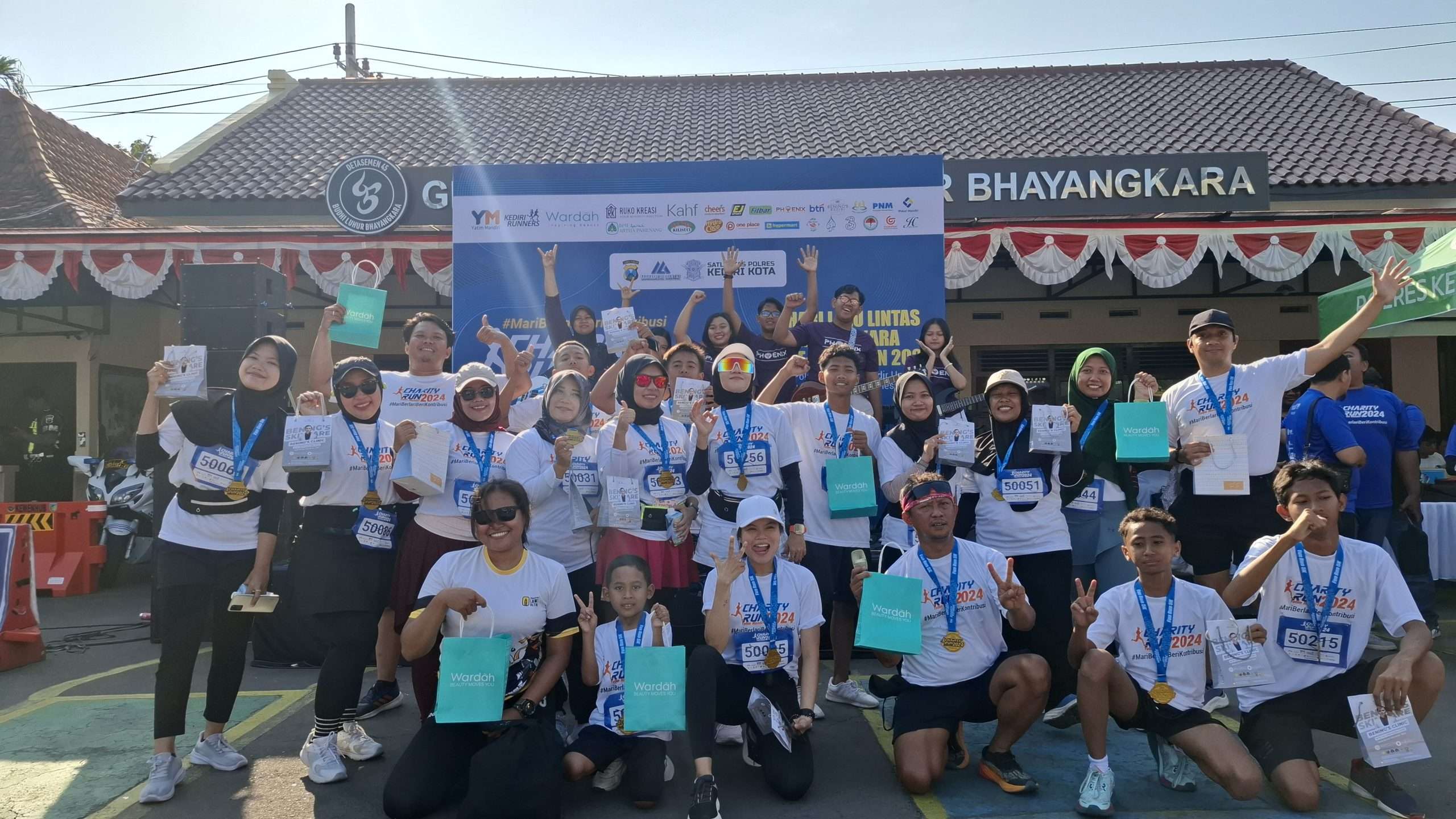 Bareng Ratusan Pelari, Sukses Gelar Charity Run Kediri 2024