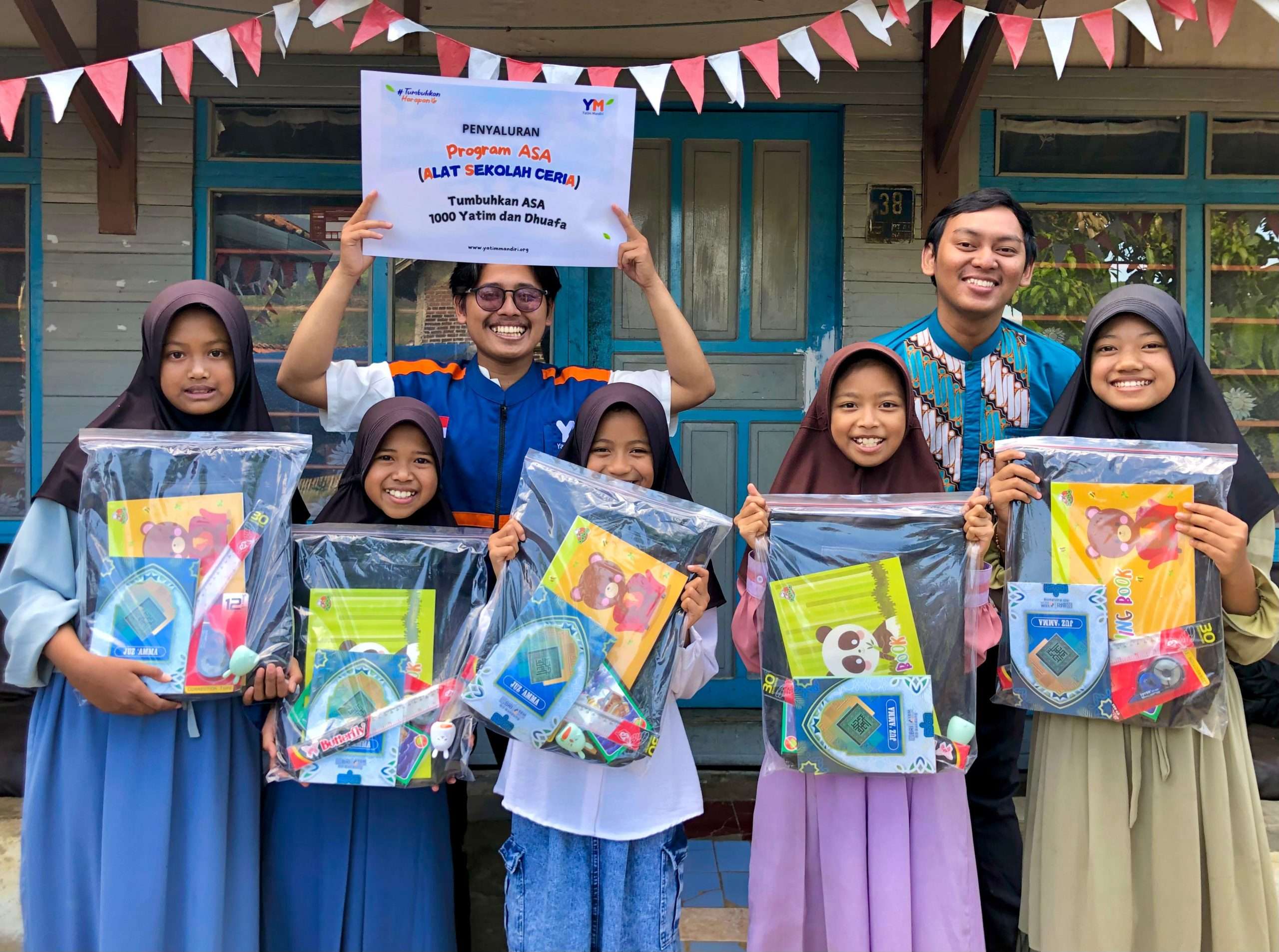 Salurkan Bantuan Alat Sekolah Ceria untuk Yatim Dhuafa Bandung