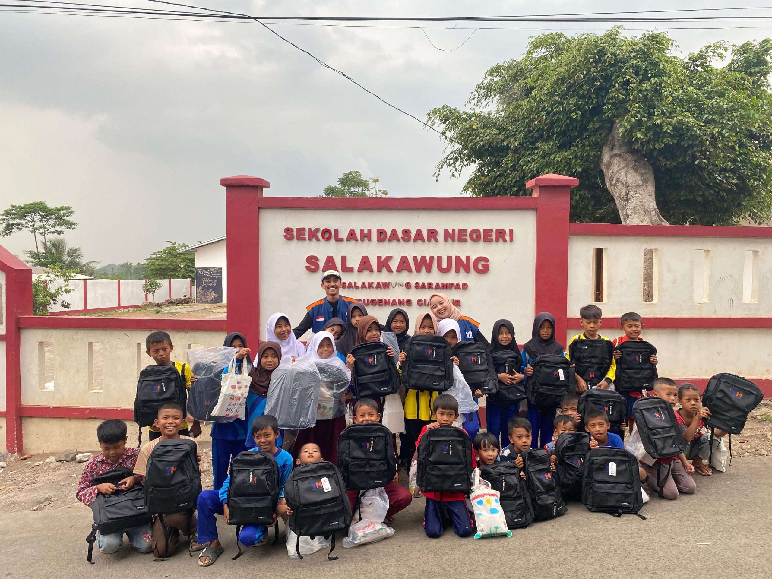 Yatim Mandiri Salurkan Program Alat Sekolah Ceria di Cianjur