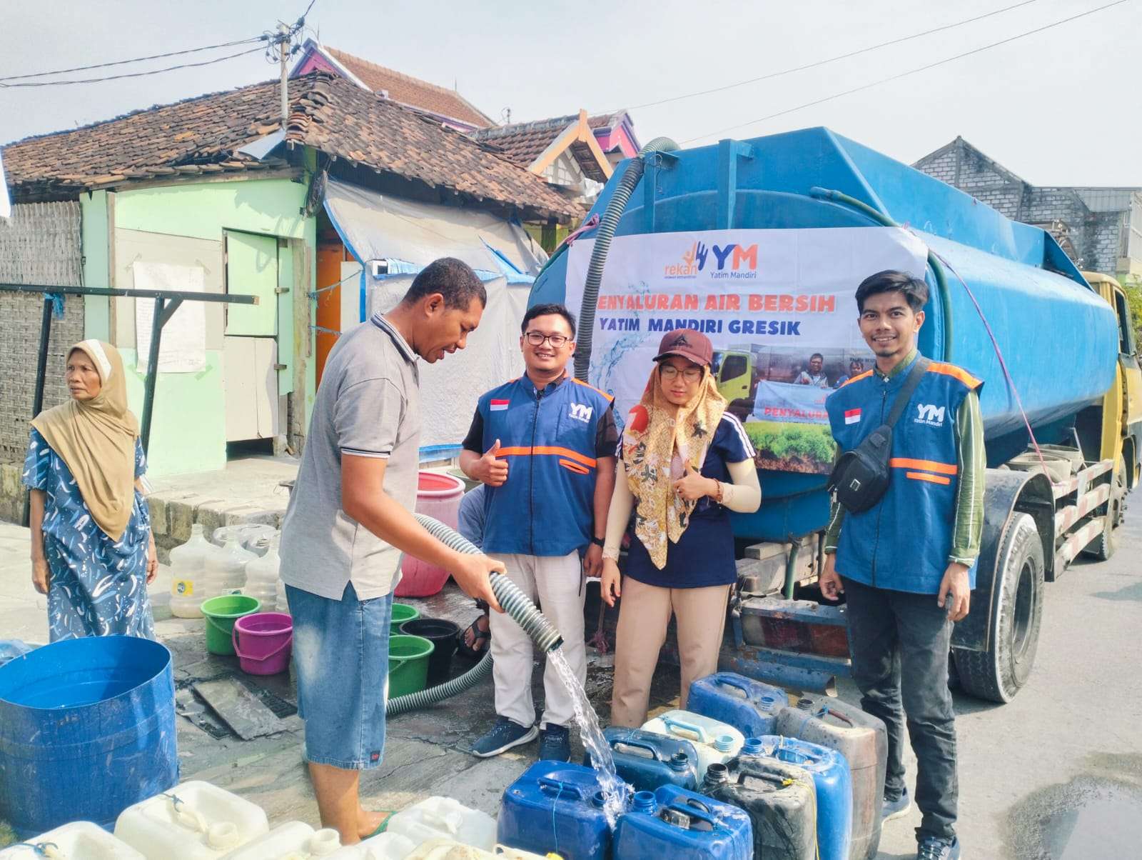 Bantuan Air Bersih untuk Warga Gresik Terdampak Kekeringan