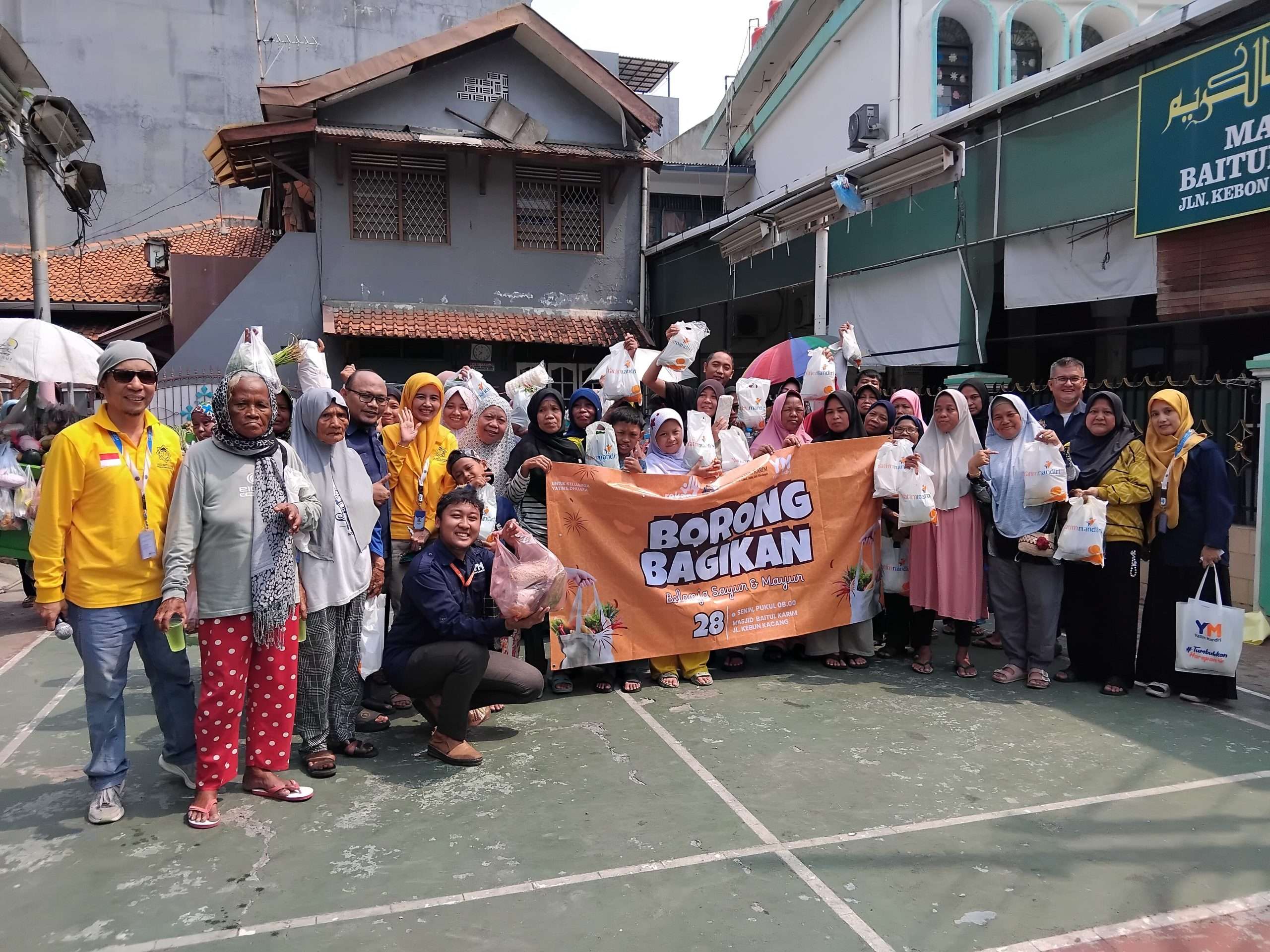 Borong Bagikan Sayur-Mayur Gratis untuk Dhuafa Jakarta Pusat