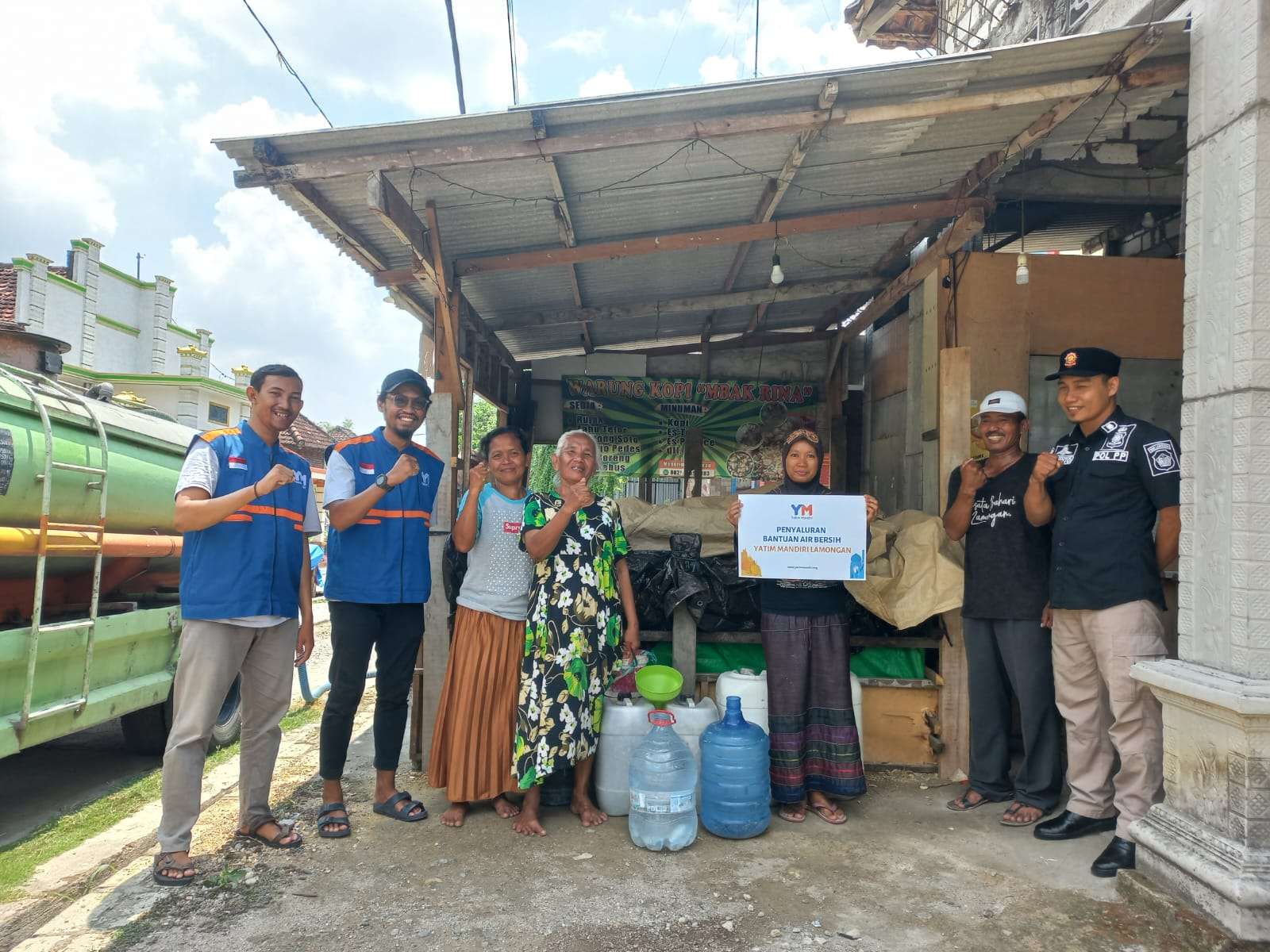 Penyaluran 6 Truk Tangki Air Bersih untuk Warga Lamongan